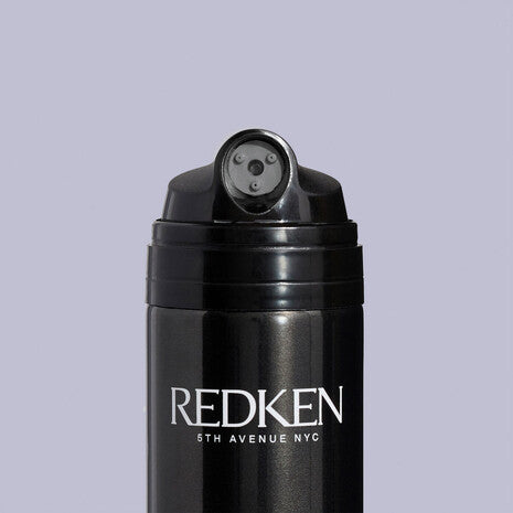 Detalle de la boquilla de triple difusión del spray Redken Mini Max Hold para una bruma ultrafina